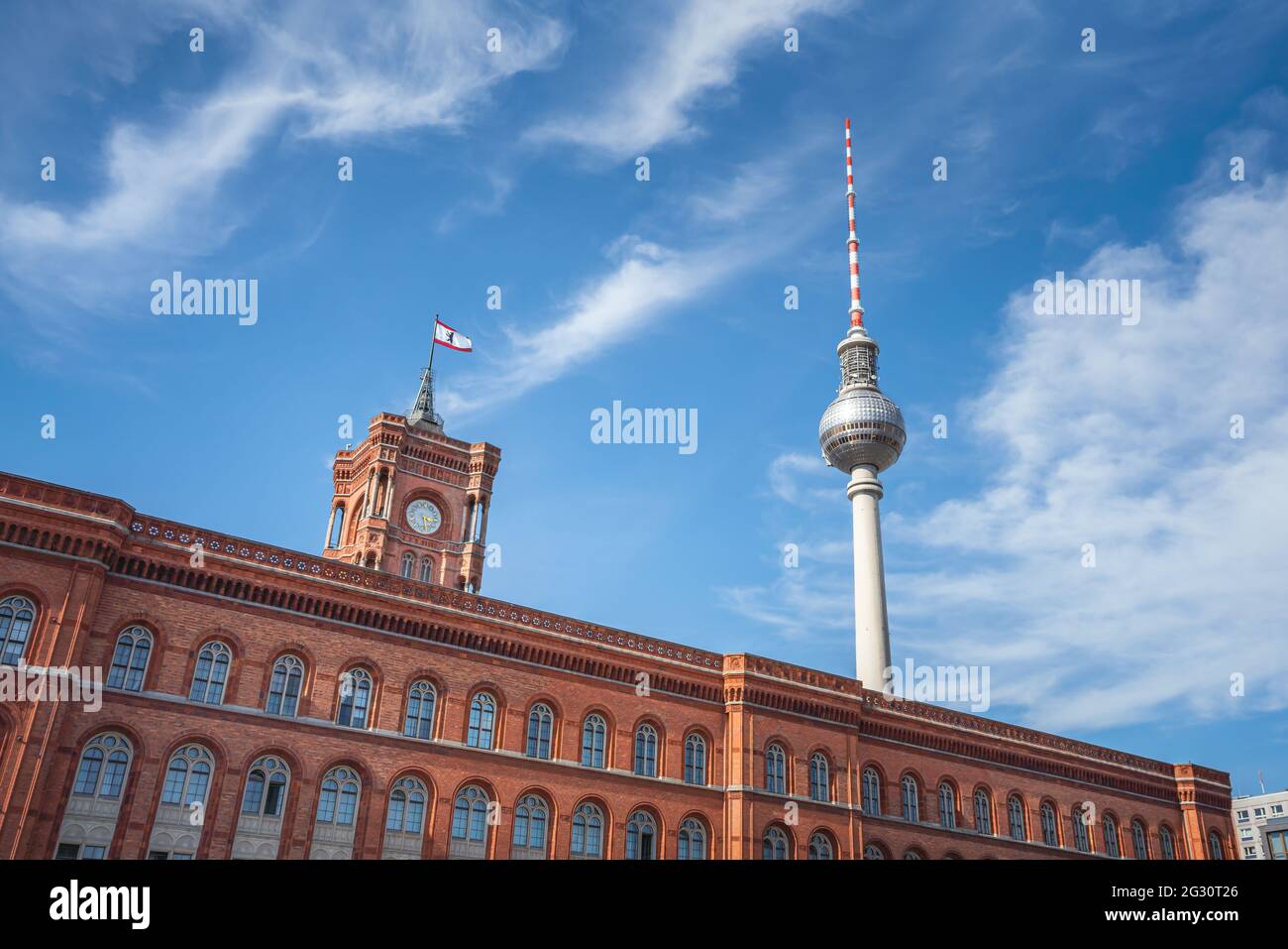Hôtel de ville de Berlin (Rotes Rathaus) et tour de télévision (Fersehturm) - Berlin, Allemagne Banque D'Images