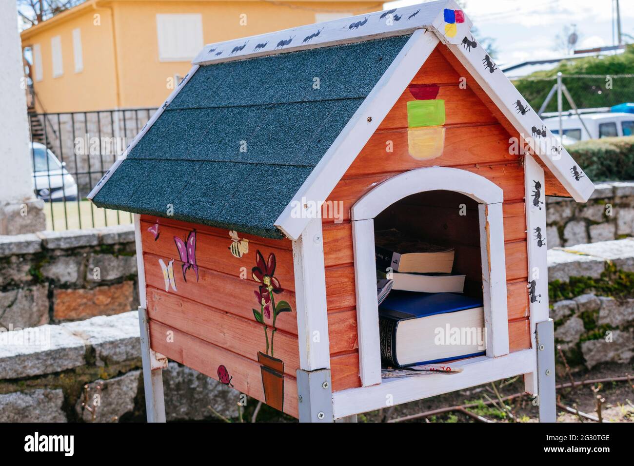Petite bibliothèque gratuite. Petite maison en bois où les voisins déposent des livres que les autres peuvent lire. Soto del Real, Comunidad de madrid, Espagne, Europe Banque D'Images
