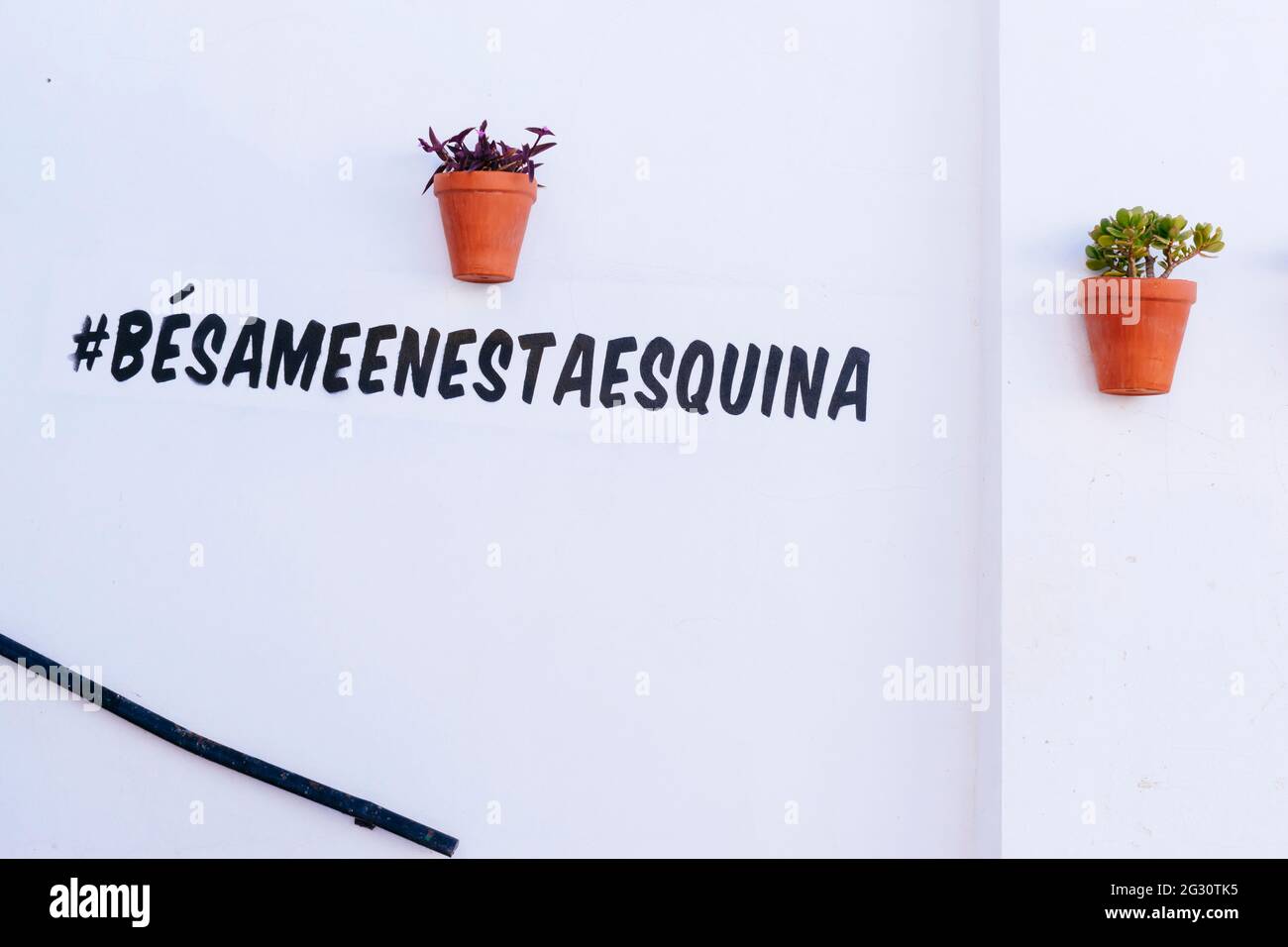 Hashtag peint sur la rue de Torremolinos #BesameEnEstaEsquina - # Kiss Me dans ce coin. Torremolinos, Malaga, Costa de sol, Andalousie, Espagne, E Banque D'Images