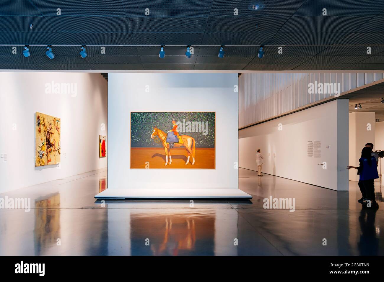 Collection permanente du Centre Pompidou Málaga. Au premier plan, l'œuvre 'LE MEILLEUR CHEVAL DU MONDE' du peintre espagnol Eduardo Arroyo. TH Banque D'Images