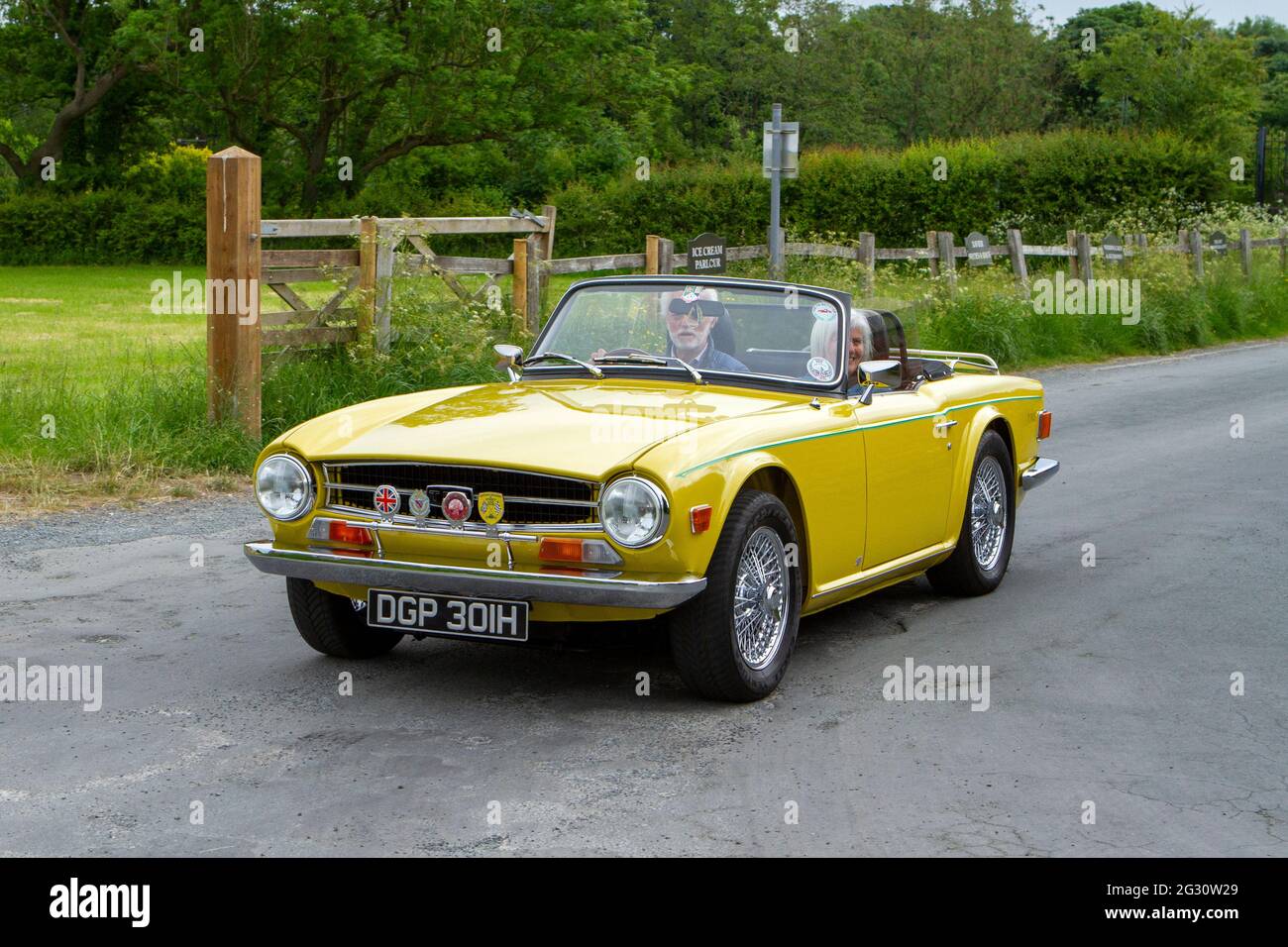 1970 Triumph TR6 jaune lors de la 58e course annuelle de Manchester à Blackpool Vintage & Classic car l'événement est un « Touring Assembly » Banque D'Images