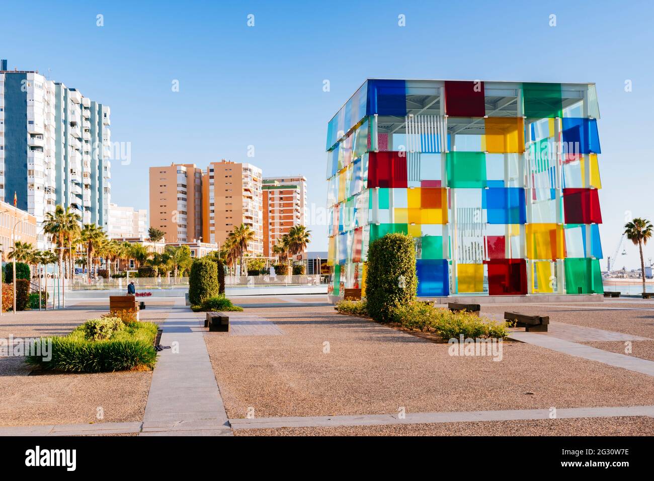 Énorme cube de verre à Muelle Uno du Centre Pompidou. Málaga, Andalousie, Espagne, Europe Banque D'Images