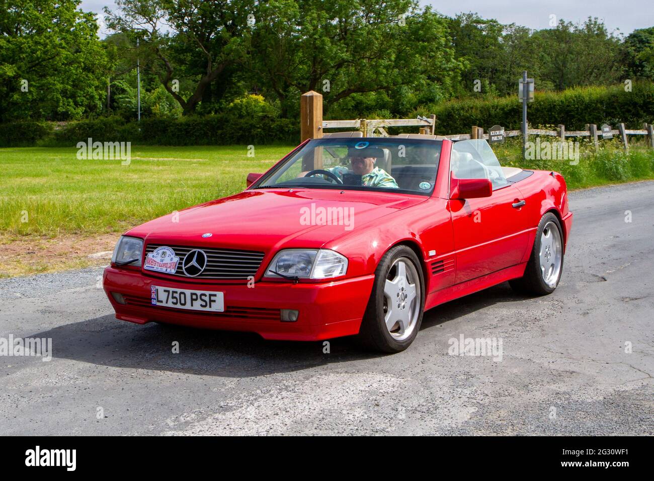 1993 90s rouge Mercedes Benz 500 4973cc cabrio à la 58e course annuelle de Manchester à Blackpool Vintage & Classic car Run Banque D'Images