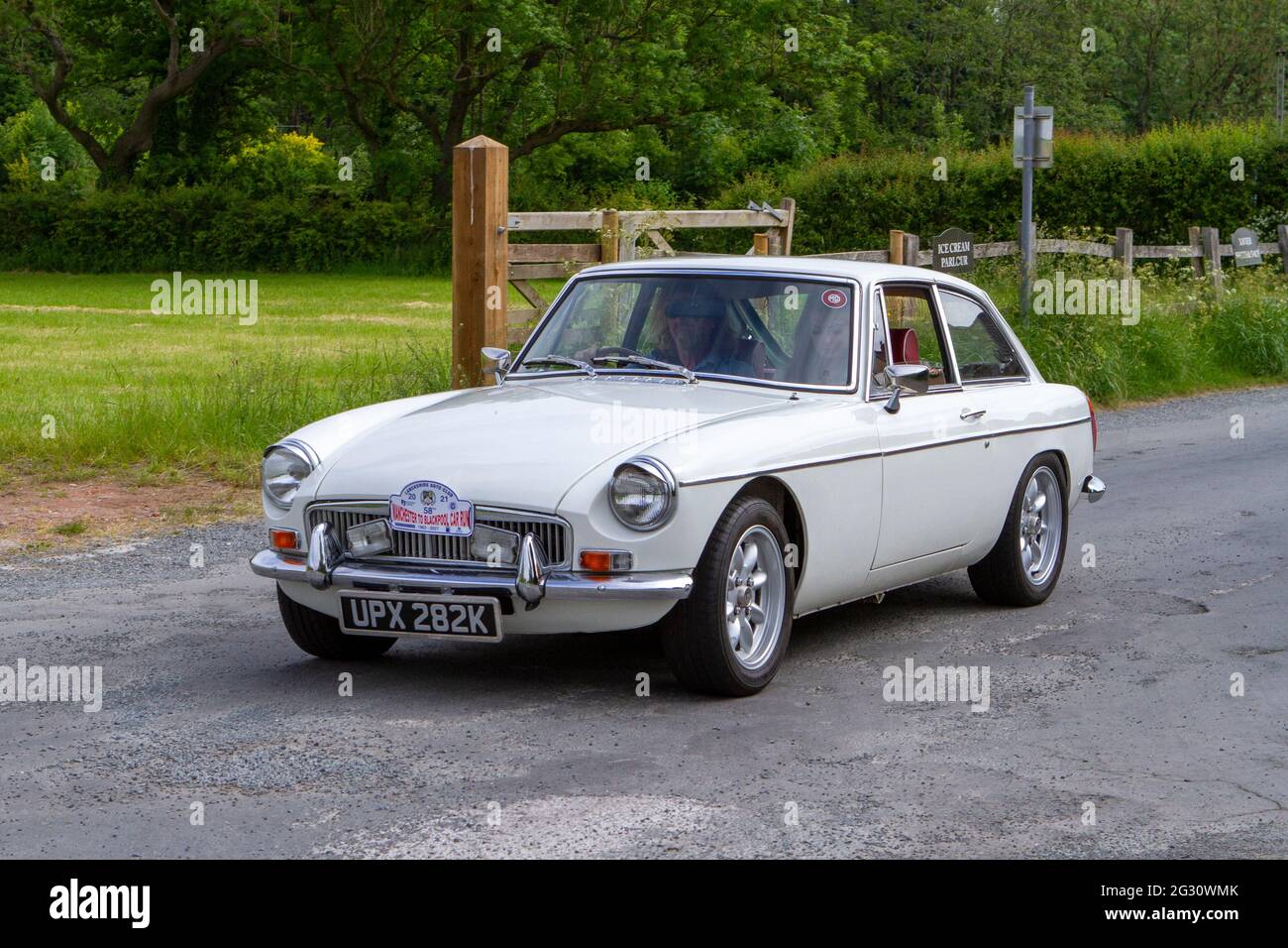 1972 70s blanc MG BGT 1798cc voiture de sport restauré chrome MGB Roadsters à la 58e course annuelle Classic car Run arrivant à Heskin Hall, Lancashire Royaume-Uni Banque D'Images