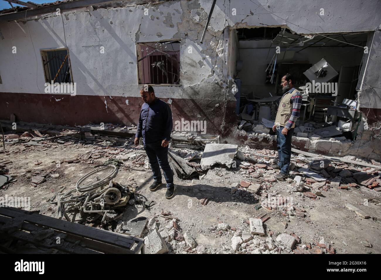 Afrin, Syrie. 13 juin 2021. Des hommes syriens inspectent les dégâts à l'hôpital al-Shifaa, dans la ville d'Afrin, au nord de la Syrie, contrôlée par des rebelles soutenus par la Turquie, un jour après qu'il aurait été visé, ainsi que dans les zones résidentielles voisines, par une attaque à la roquette lancée par le gouvernement syrien. Selon un moniteur de guerre, le nombre de morts résultant de l'attaque a grimpé à 21 personnes, dont 17 civils. Credit: Aras Alkharboutli/dpa/Alamy Live News Banque D'Images