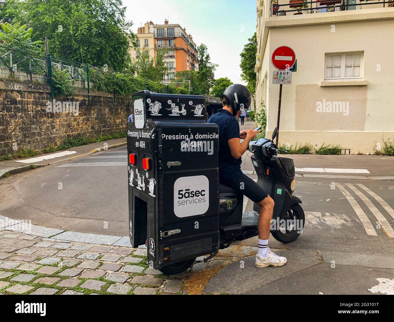Paris, France, Service de nettoyage à sec sur moto, Homme train, scènes de  rue Photo Stock - Alamy