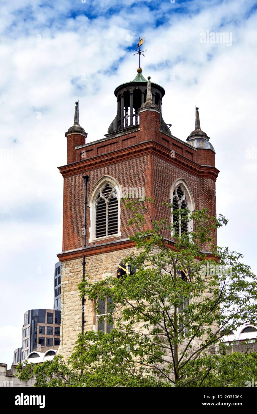 LONDRES ANGLETERRE LA TOUR DE L'ÉGLISE ST.GILES CRIPPLEGATE Banque D'Images