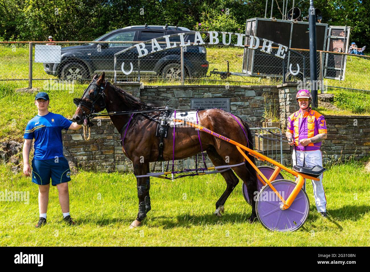 Dunmanway, West Cork, Irlande. 13 juin 2021. Aujourd'hui, il y avait une carte de course de 8 courses suiteuses sur le champ de courses de Ballabuidhe, Dunmanway, avec des spectateurs profitant pleinement du soleil le jour le plus chaud de l'année. Le gagnant de la 4e course était « Pan Cam Income », propriété, entraînement et conduite par John Moloney, photographié avec son fils John Moloney. Crédit : AG News/Alay Live News Banque D'Images