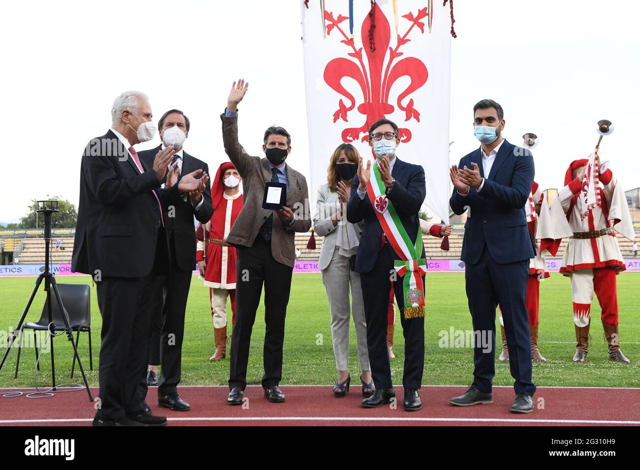 Le maire Dario Nardella a décerné les clés de la ville de Florence à l'ebastian COE pour souligner le 40e anniversaire de son record du monde de 800 mètres au cours de cette année Banque D'Images