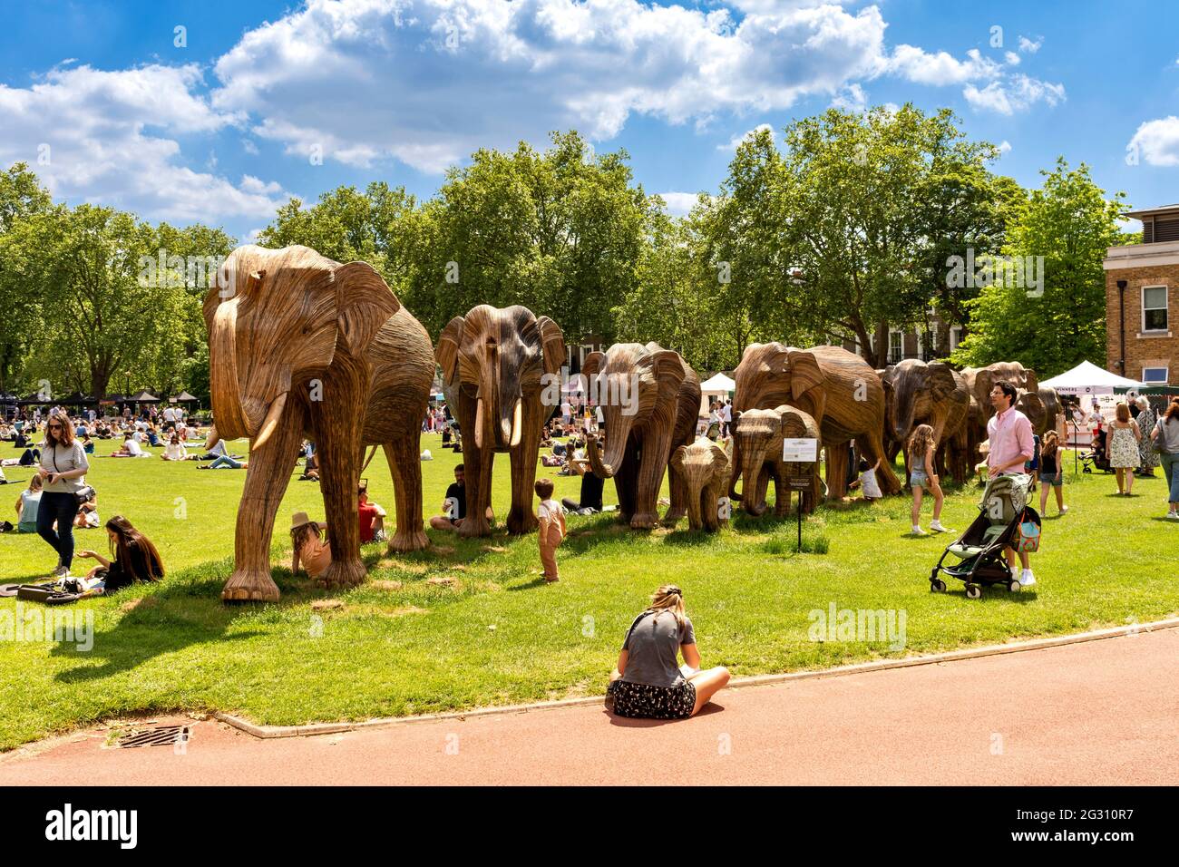 LONDRES ANGLETERRE ÉLÉPHANTS FABRIQUÉS À PARTIR DE LANTANA CAMARA OU DE PLANTES SAUVAGES SAGE TROUPEAU DANS DUKE OF YORK SQUARE GARDENS KINGS ROAD Banque D'Images