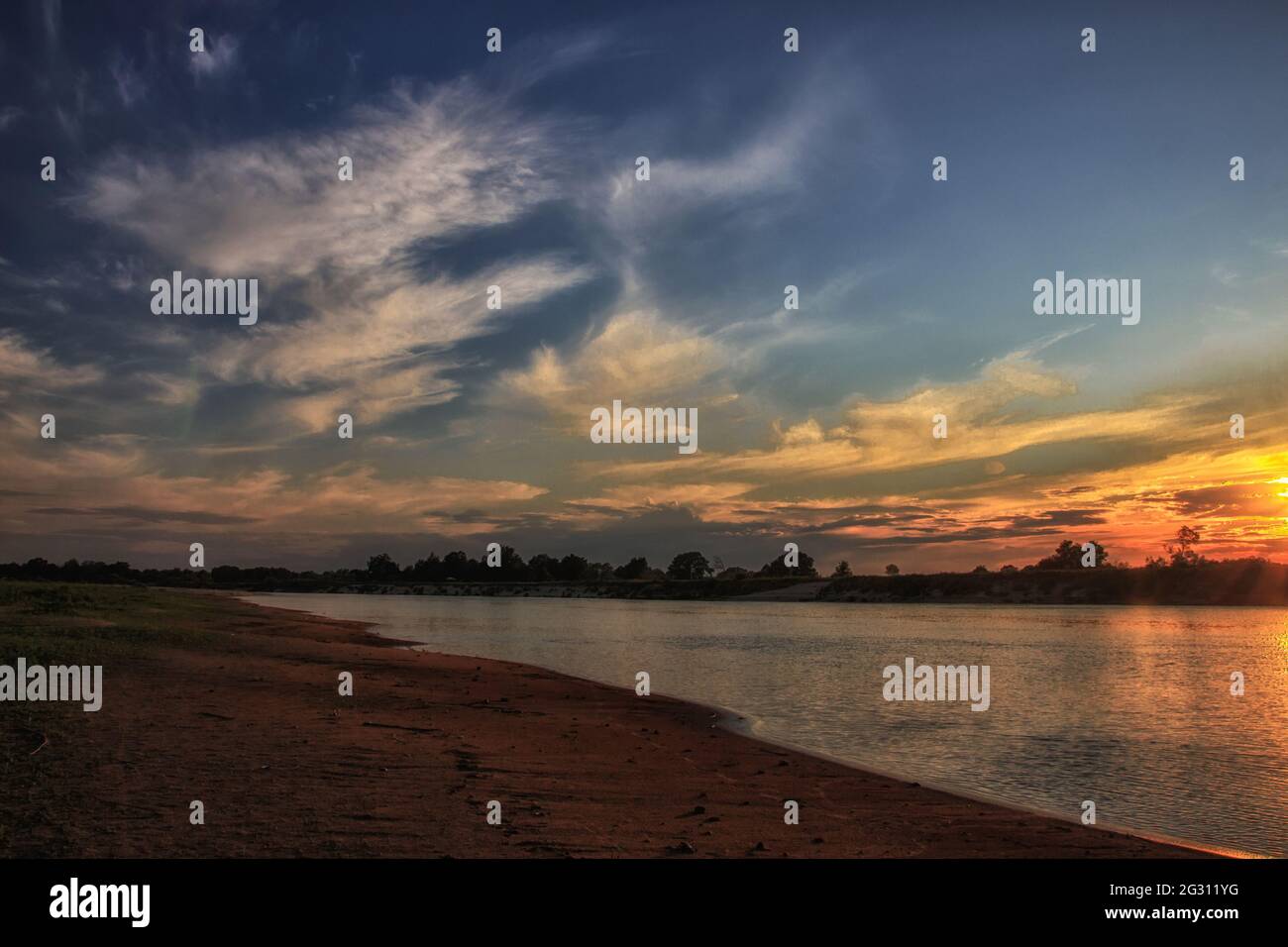 Paysage de la rivière au lever du soleil Banque D'Images