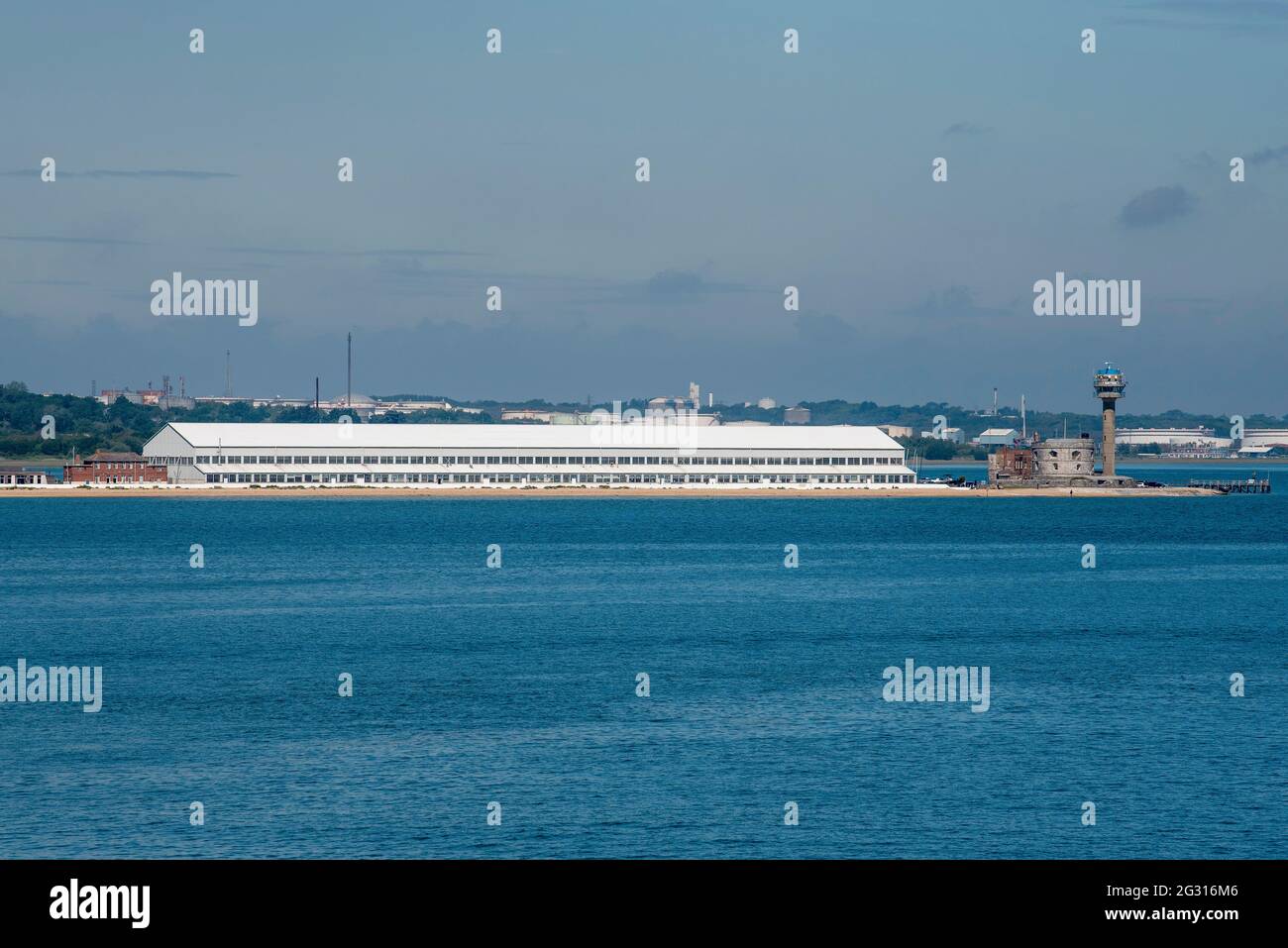 CalShot, Hampshire, Angleterre, Royaume-Uni. 2021. Le centre sportif CalShot, le château de Calshot et la tour de garde-côtes surplombent Southampton Water, dans le sud de l'Angleterre, au Royaume-Uni. Banque D'Images