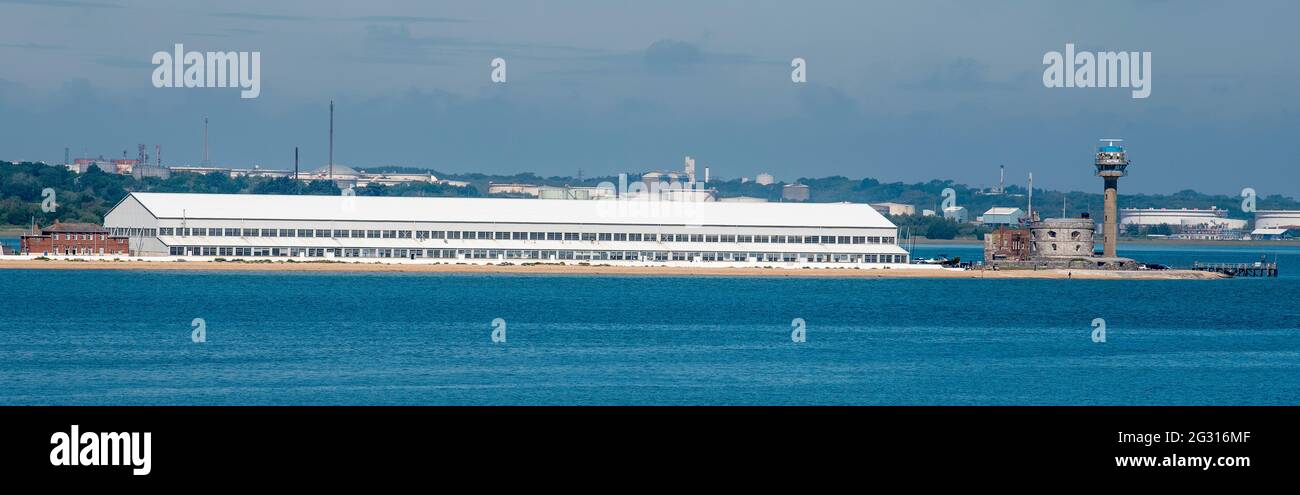 CalShot, Hampshire, Angleterre, Royaume-Uni. 2021. Le centre sportif CalShot, le château de Calshot et la tour de garde-côtes surplombent Southampton Water, dans le sud de l'Angleterre, au Royaume-Uni. Banque D'Images