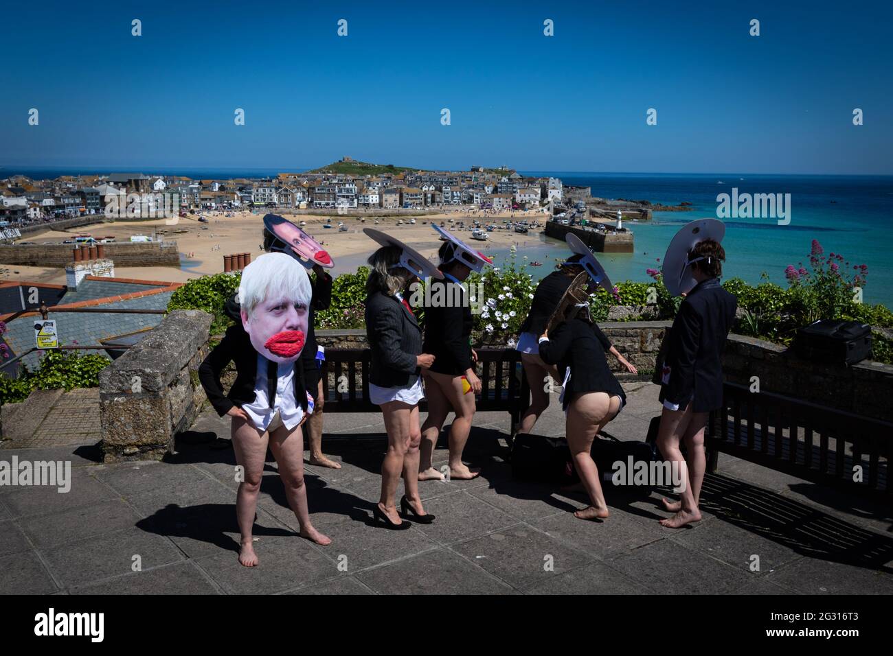 St Ives, Royaume-Uni. 13 juin 2021. LES manifestants XR avec des chefs de caricatures des dirigeants du G7 se préparent à poser avec une bannière ÔAll bouche No TrousersÕ. La rébellion de l'extinction prend des mesures pour la troisième et dernière journée du Sommet du G7. Credit: Andy Barton/Alay Live News Banque D'Images