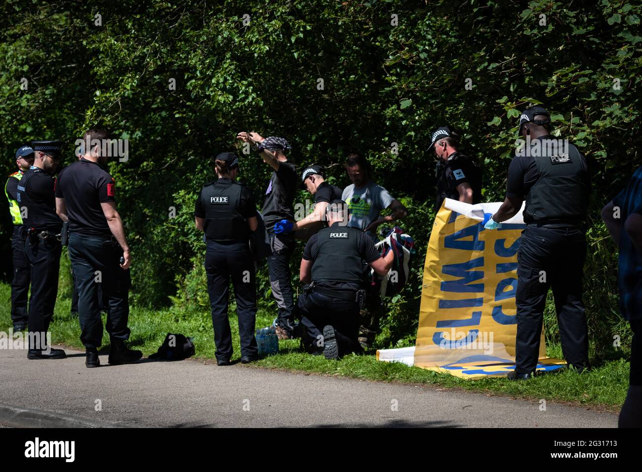 St Ives, Royaume-Uni. 13 juin 2021. Extinction les manifestants de la rébellion sont arrêtés et fouillés par la police à proximité du site du Sommet du G7. La rébellion de l'extinction prend des mesures pour la troisième et dernière journée du Sommet du G7. Credit: Andy Barton/Alay Live News Banque D'Images