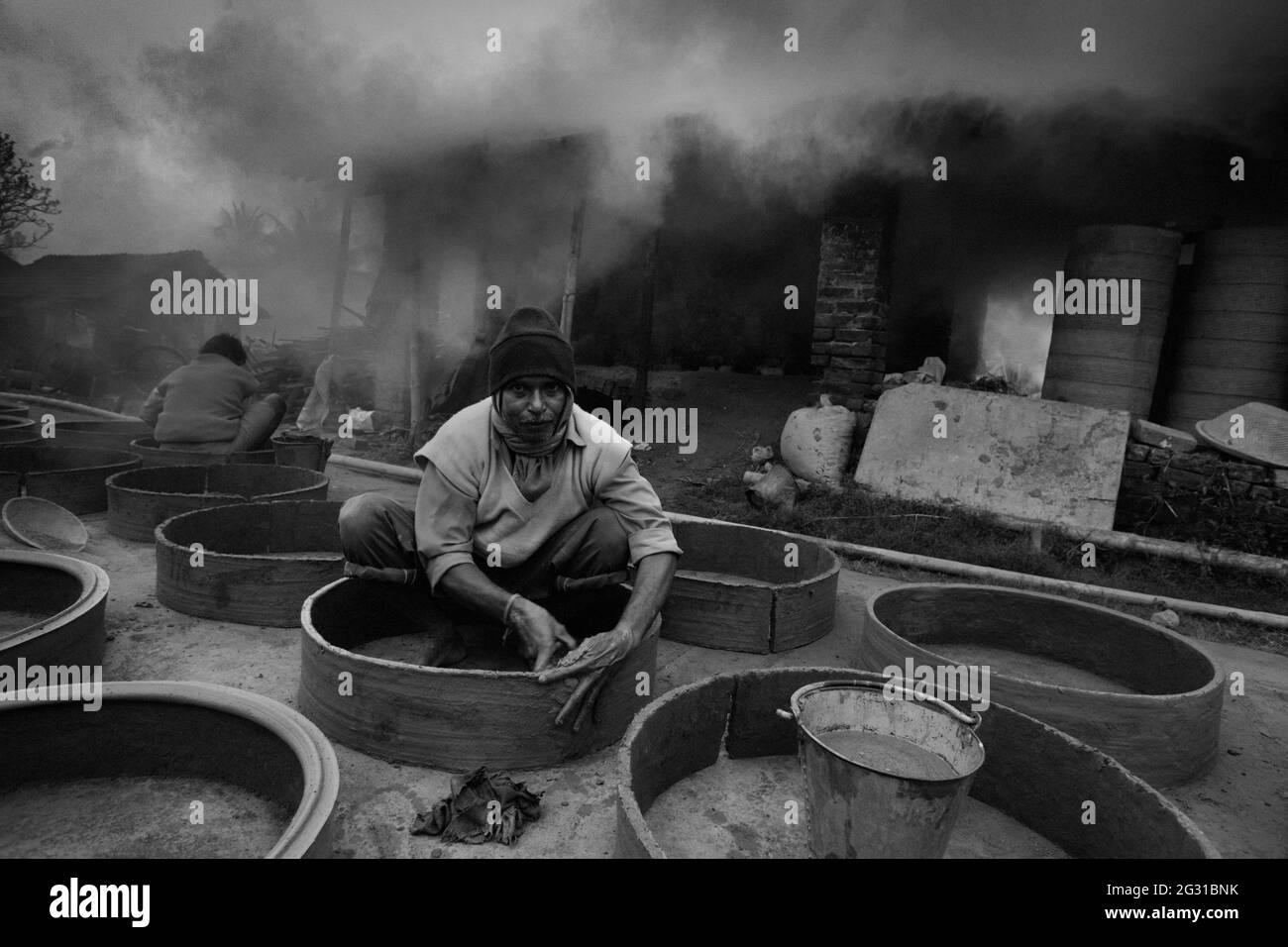 Travailleurs travaillant dans une usine de cerclays à Bengale-Occidental, Inde. Banque D'Images