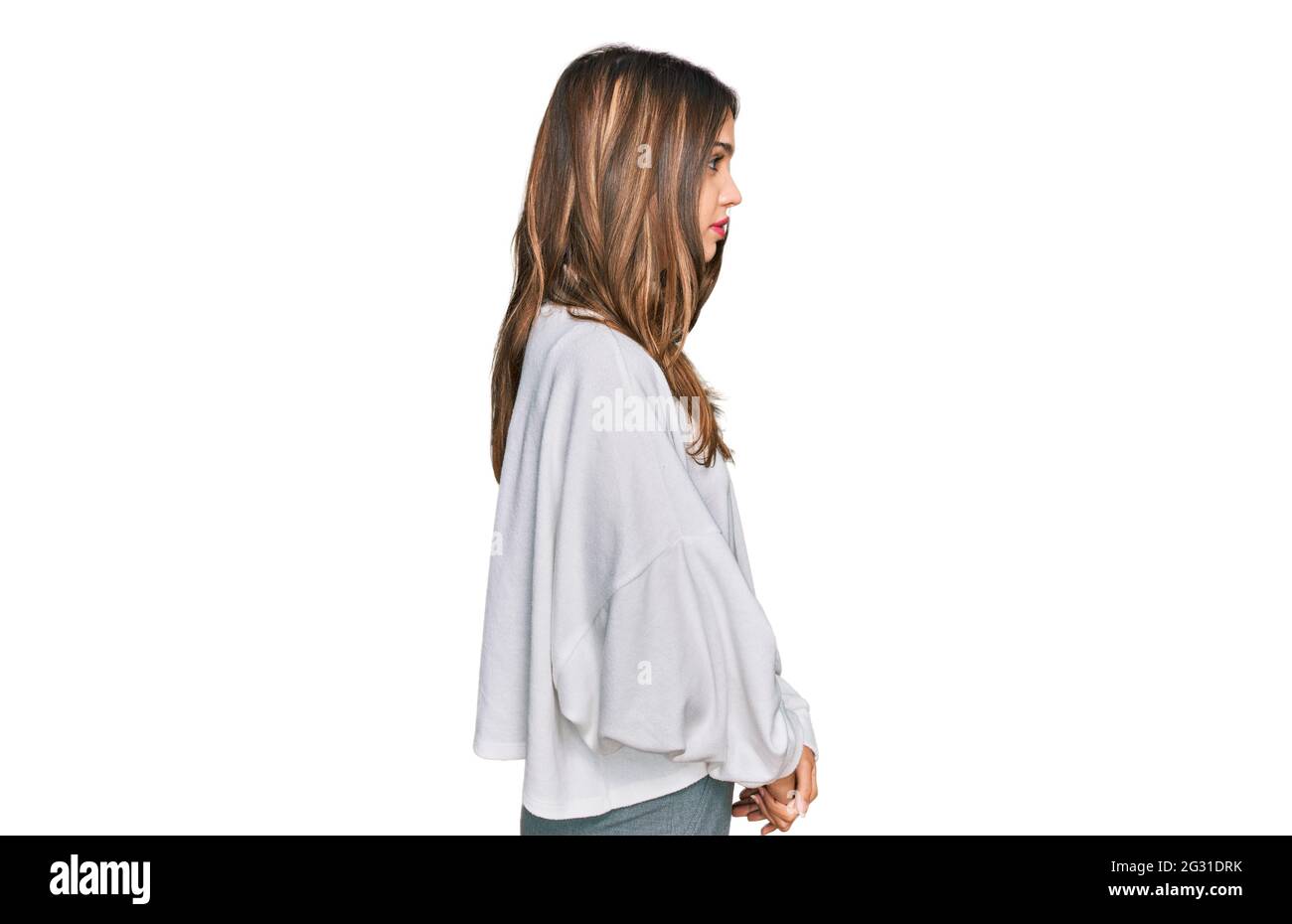 Jeune femme brunette portant un pull décontracté à col roulé regardant sur  le côté, détendez-vous posture avec visage naturel avec un sourire confiant  Photo Stock - Alamy