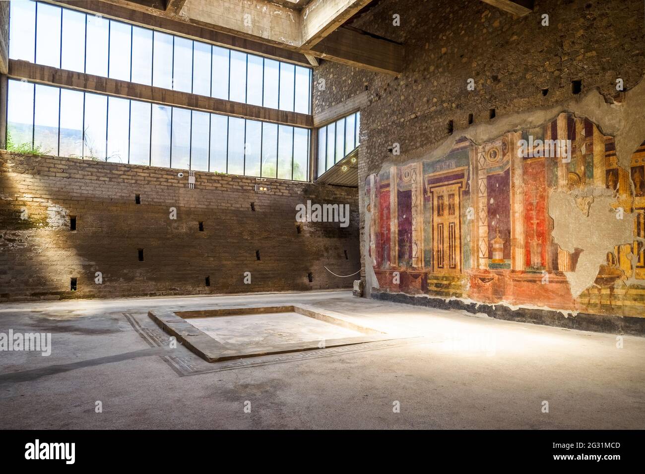Atrium de style toscan avec un imluvium central et murs richement décorés dans le deuxième style - Oplontis connu sous le nom de Villa Poppea à Torre Annunziata - Na Banque D'Images
