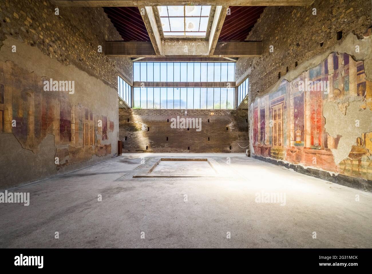 Atrium de style toscan avec un imluvium central et murs richement décorés dans le deuxième style - Oplontis connu sous le nom de Villa Poppea à Torre Annunziata - Na Banque D'Images