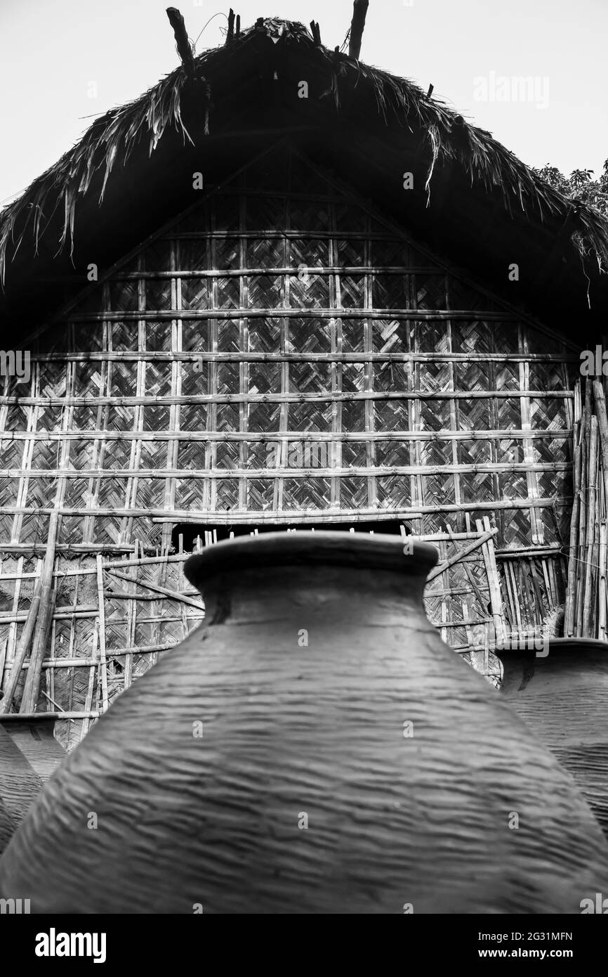 Une maison de paille et poterie. Cette image a été prise le 30 mars 2021 à Shekhoragar, Bangladesh, Asie du Sud Banque D'Images