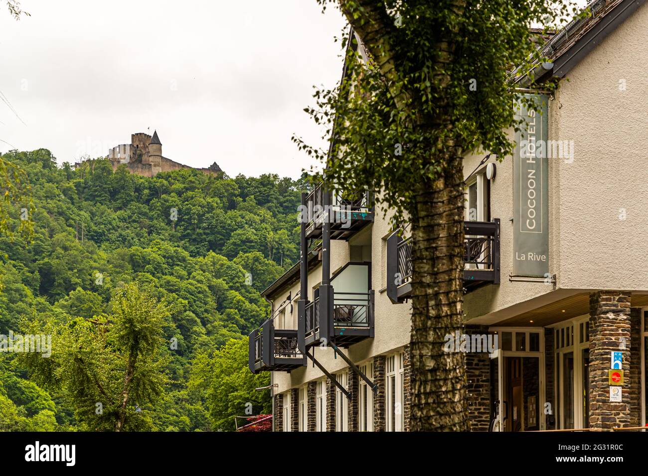 Château de Bourscheid sur la rivière Sûre. En premier plan la façade de l'hôtel Cocoon à Lipperscheid, Luxembourg Banque D'Images