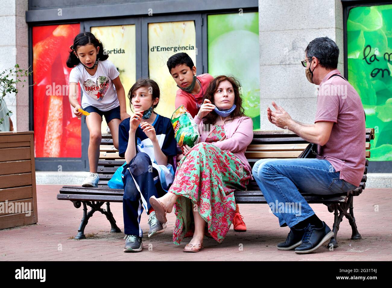 Les gens mangeant des chips. Banque D'Images