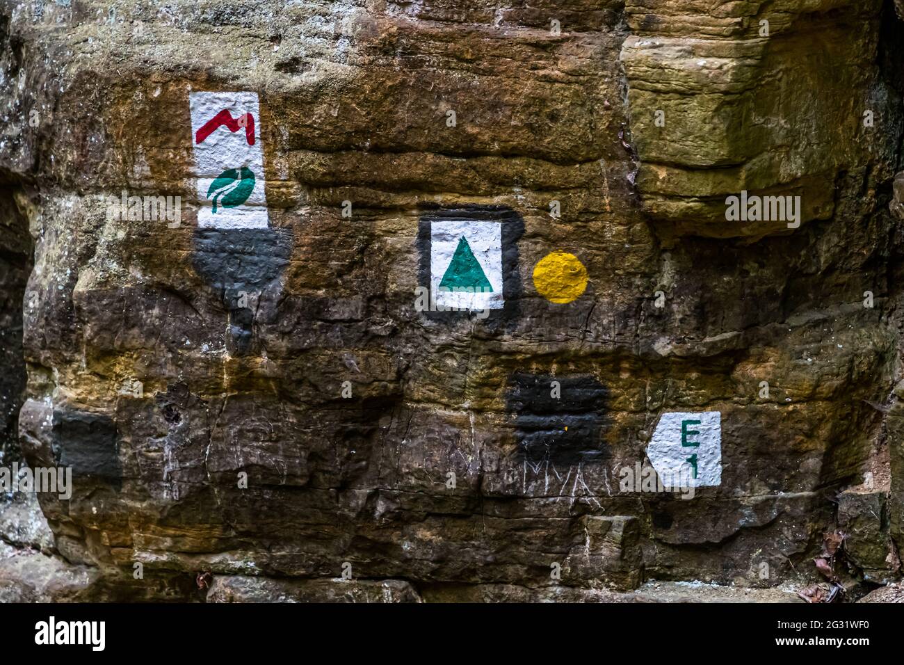 Panneau de randonnée à l'E 1 à Müllerthal près d'Echternach, Luxembourg Banque D'Images