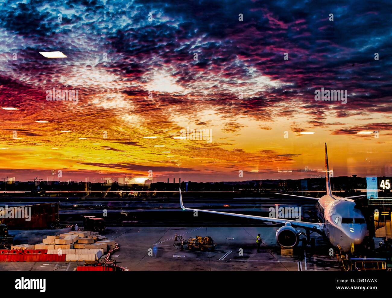 Lever du soleil par la fenêtre du terminal de l'aéroport Banque D'Images