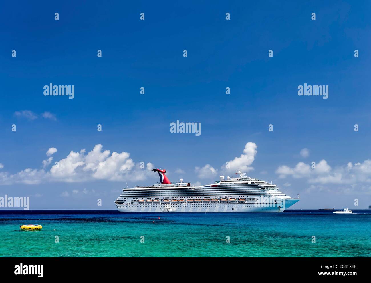 Navire de croisière Carnaval Glory du port de George Town, îles Caïman. Banque D'Images