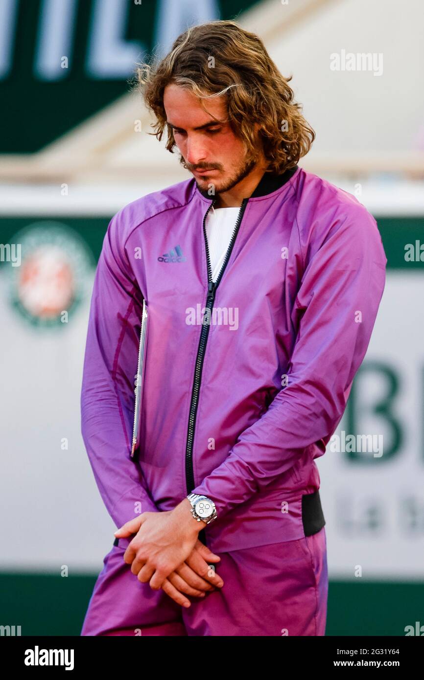 Stefanos Tsitsipas réagit déçu après la finale unique des hommes au tournoi de tennis Grand Chelem ouvert en 2021 à Roland Garros, Paris, France. Banque D'Images
