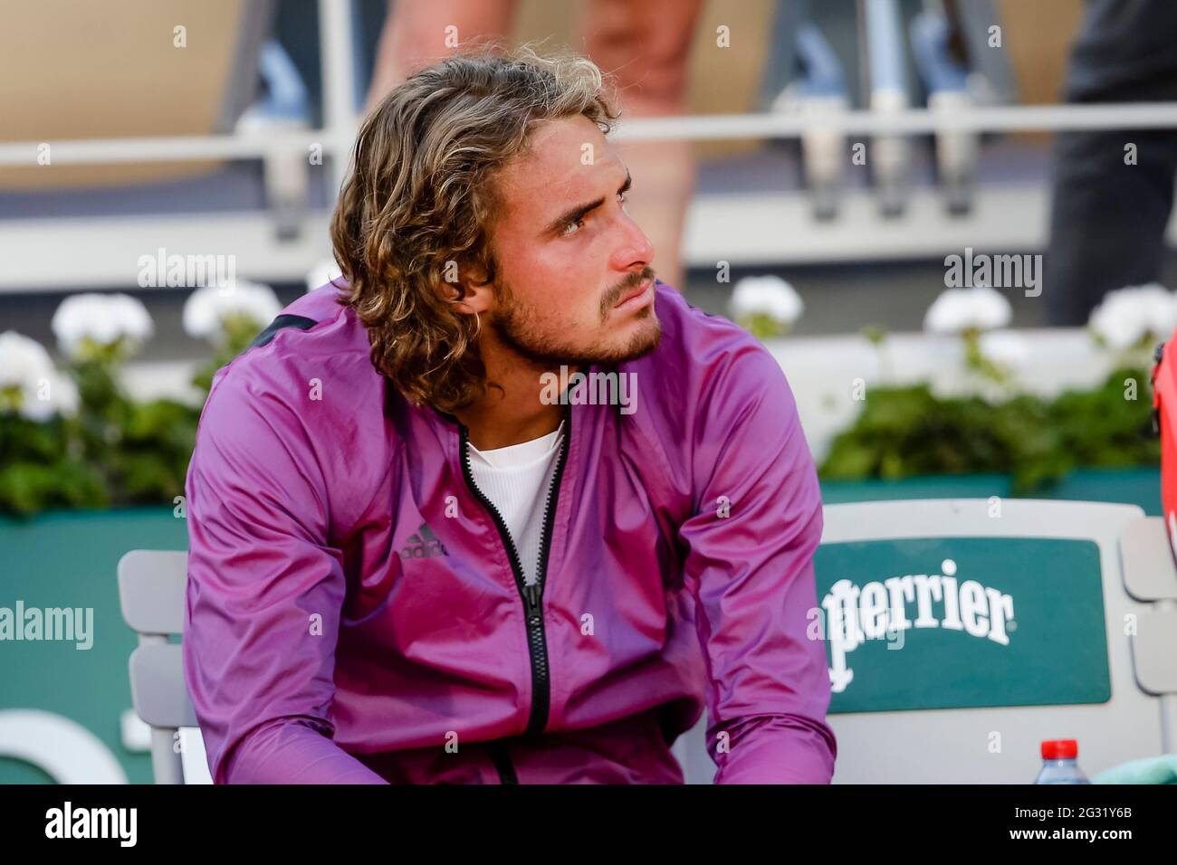Stefanos Tsitsipas réagit déçu après la finale unique des hommes au tournoi de tennis Grand Chelem ouvert en 2021 à Roland Garros, Paris, France. Banque D'Images
