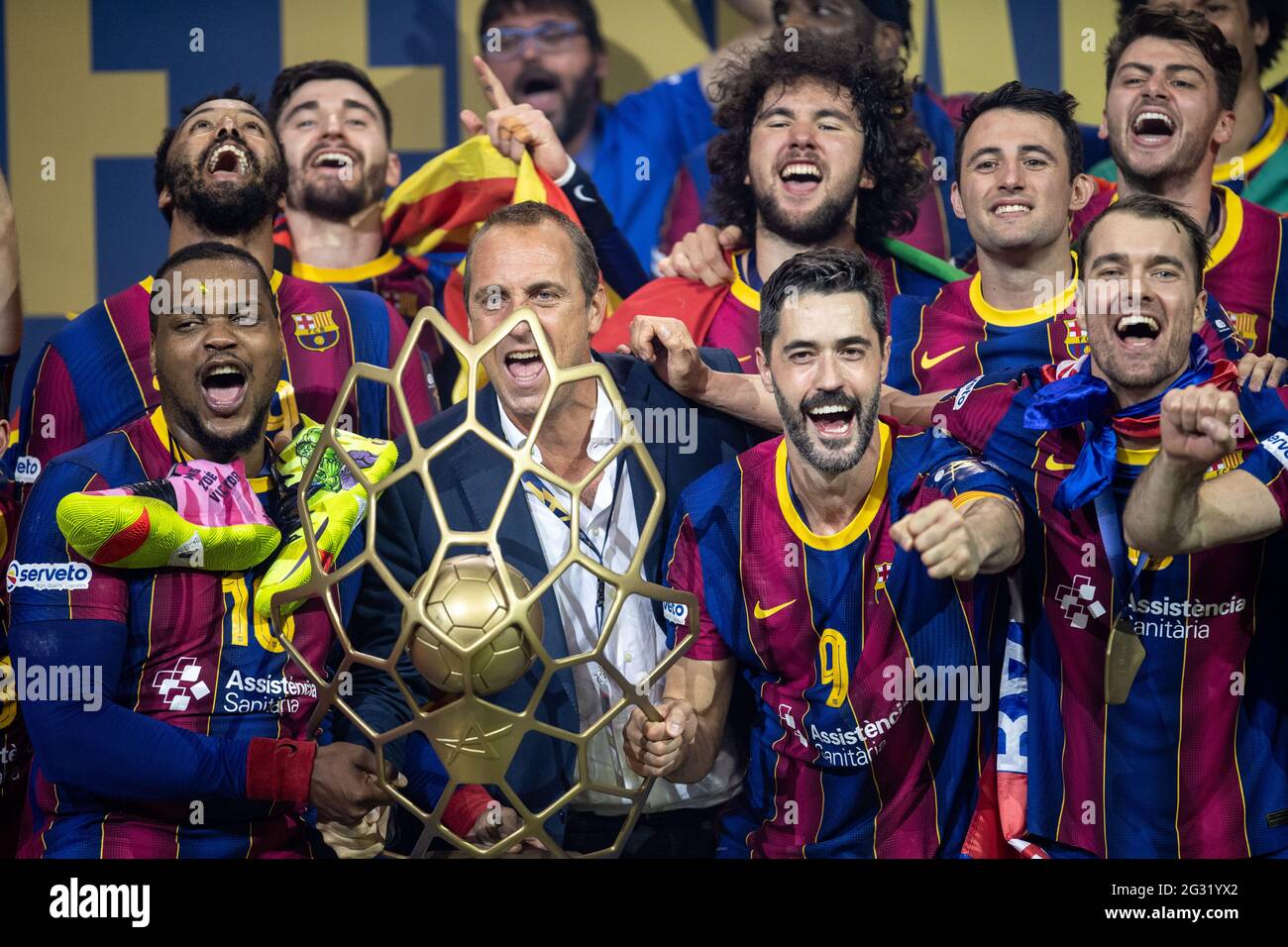 Cologne, Allemagne. 13 juin 2021. Handball: Ligue des Champions, FC Barcelone - Aalborg HB, finale, finale quatre, finale dans la Lanxess Arena. Joan Laporta, présidente du FC Barcelone, fête avec l'équipe. Credit: Marius Becker/dpa/Alay Live News Banque D'Images