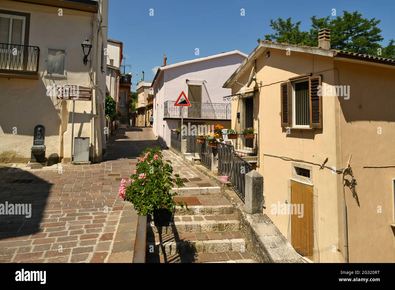 Ruvo del Monte, Italie, 06/12/2021. Une petite rue entre les vieilles maisons d'un village médiéval dans la région de Basilicate. Banque D'Images