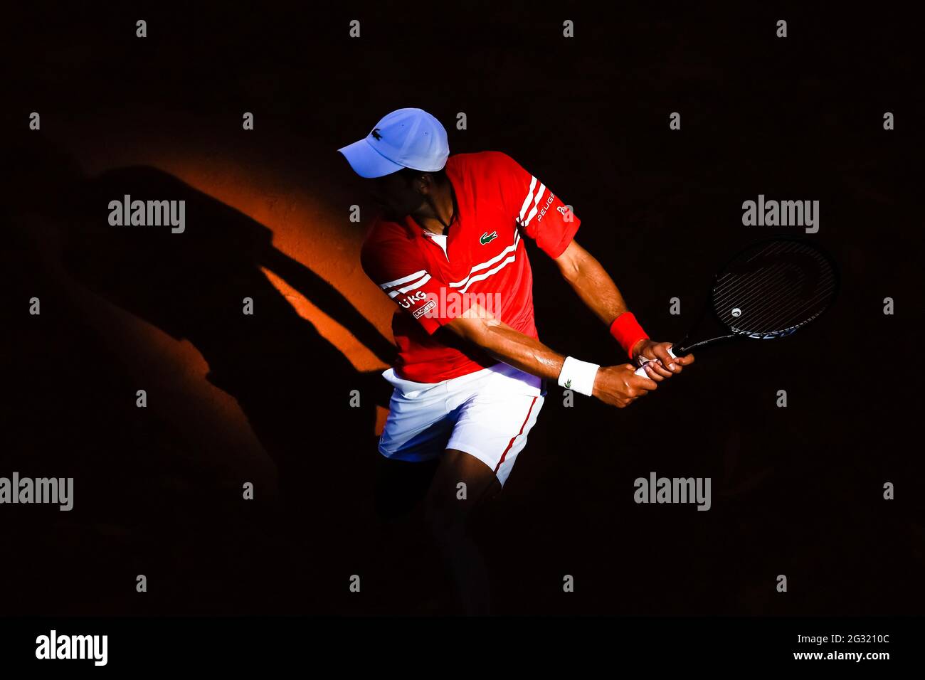 Novak Djokovic de Serbie est en action au tournoi de tennis Grand Chelem ouvert en 2021 à Roland Garros. Banque D'Images