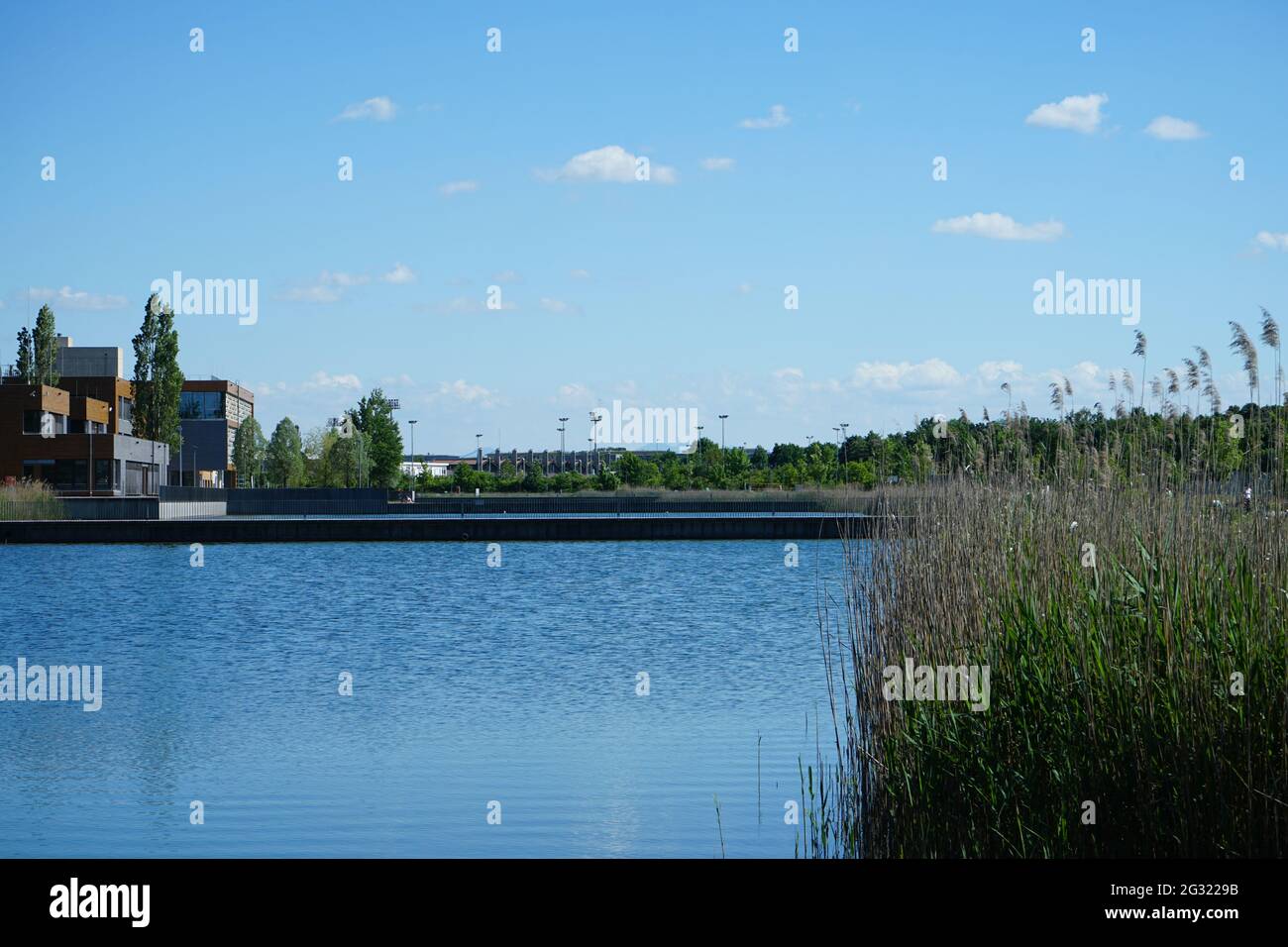 Le Campeon (un portmanteau de Campus et Infineon - INTEL) est un complexe de bureaux niché dans un grand parc public paysagé avec des zones aquatiques. Banque D'Images