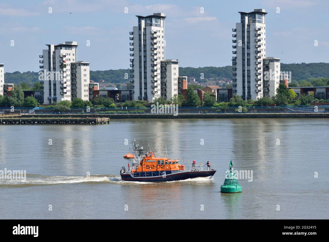 Ancien RNLI Arun-class Lifeboat 5202 Sir William Arnold en direction de la Tamise vers sa nouvelle maison à Londres où il deviendra un musée flottant Banque D'Images