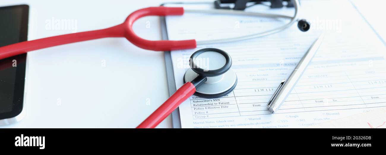 Stéthoscope et électrocardiogramme reposant sur les antécédents médicaux des patients en gros plan Banque D'Images