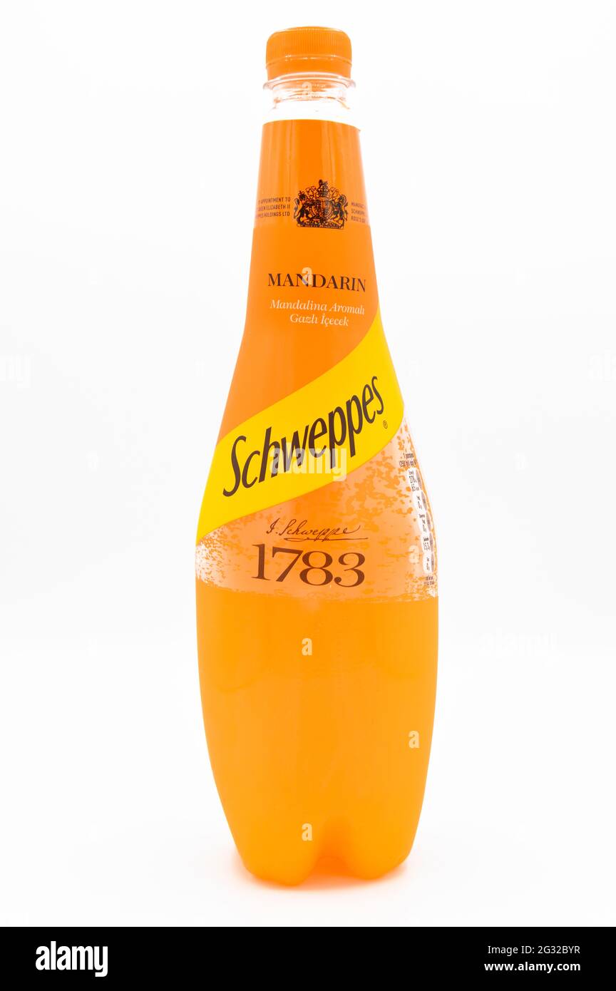 Schweppes boissons gazeuses mandarines en bouteilles de 1 litre de plastique, Istanbul Turquie Mars 09 2019, isolé sur fond blanc Banque D'Images