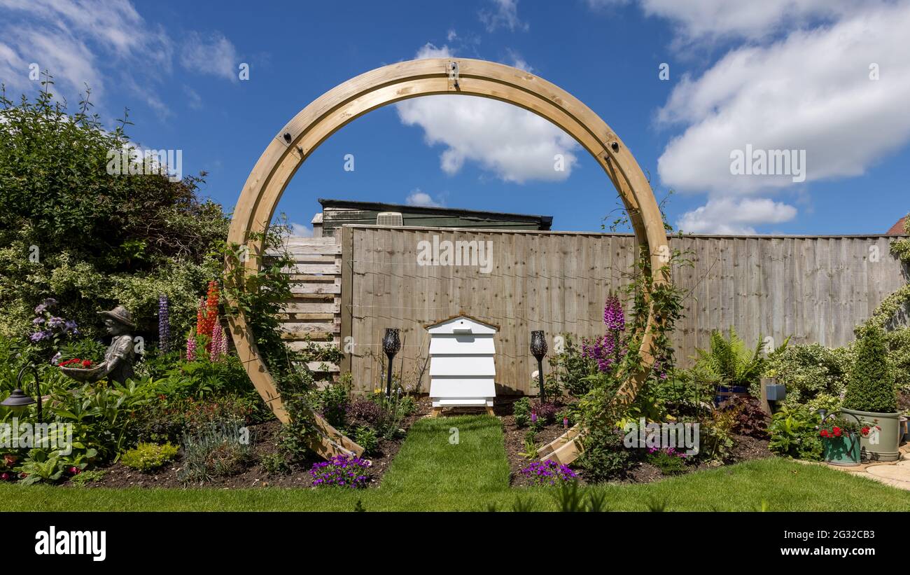 Bois porte de lune ajoutant la hauteur et la structure trop un beau jardin  Photo Stock - Alamy