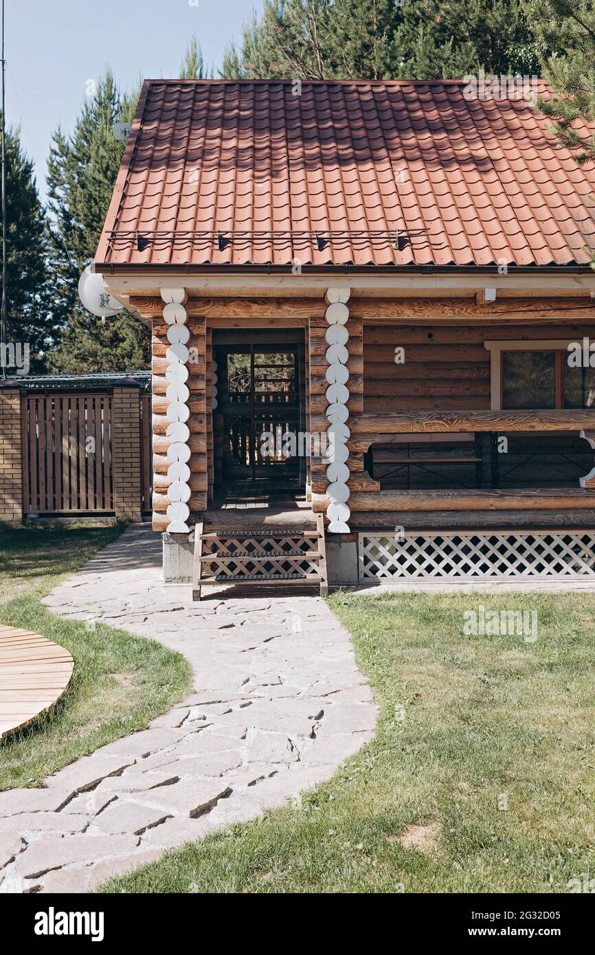 Maison moderne en bois avec un toit carrelé. Solide cottage en bois pour un séjour confortable et la vie en dehors de la ville. Tir vertical Banque D'Images