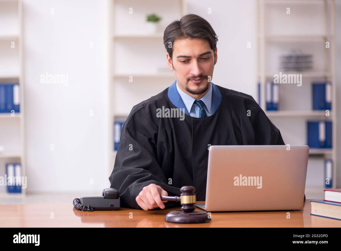 Jeune juge travaillant dans la salle d'audience Banque D'Images