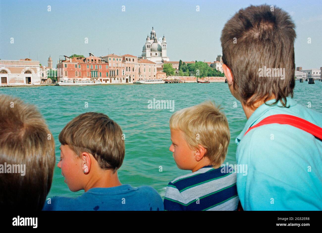 Les enfants prennent le ferry pour Venise, Santa Maria della Salute, août 1988, Vénétie, Italie Banque D'Images