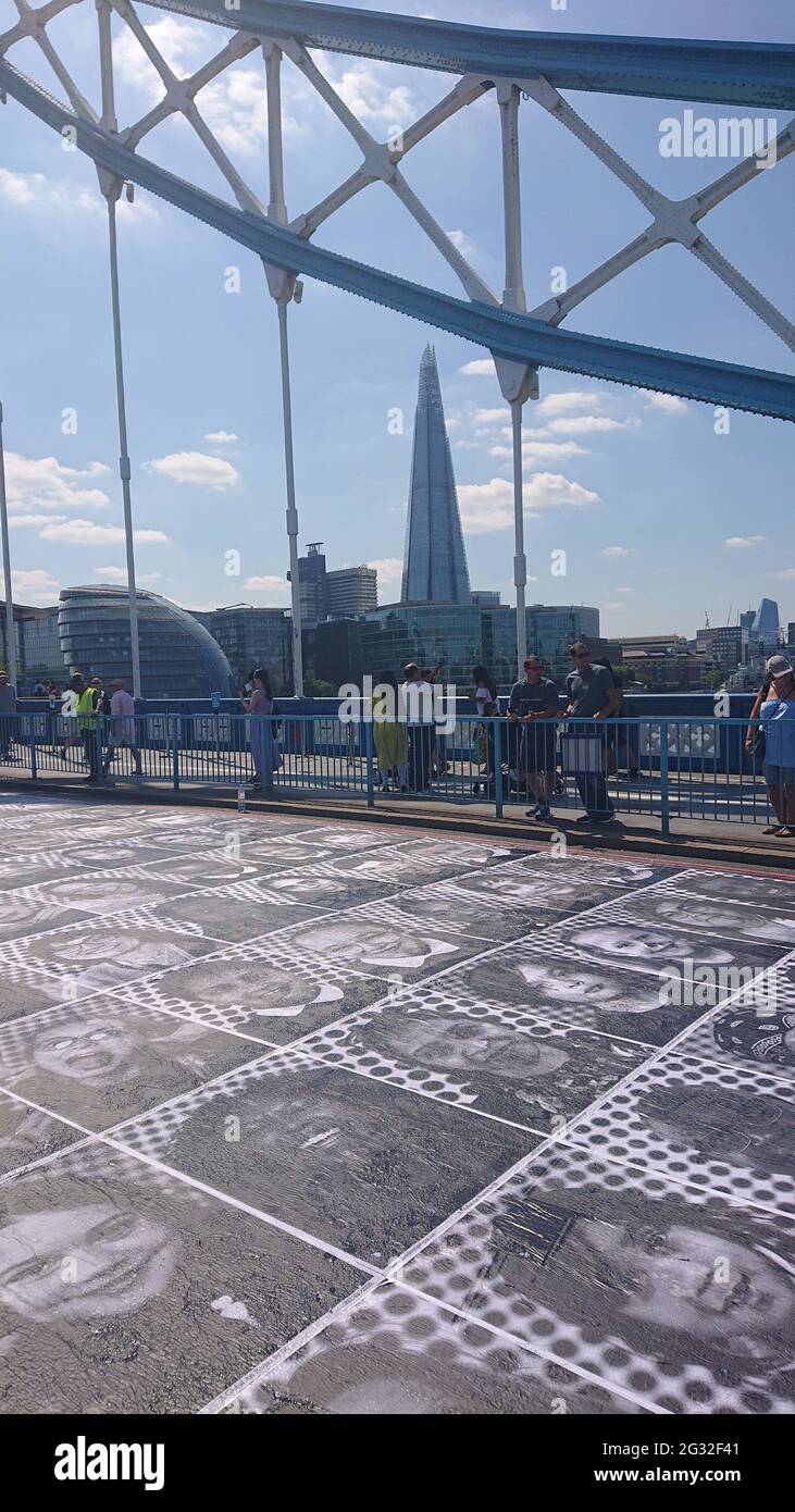 Tower Bridge, Londres, 13 juillet 2021. Inside Out Project exposition d'art en plein air montrant des portraits de Londoniens collés sur la route de Tower Bridge. Banque D'Images