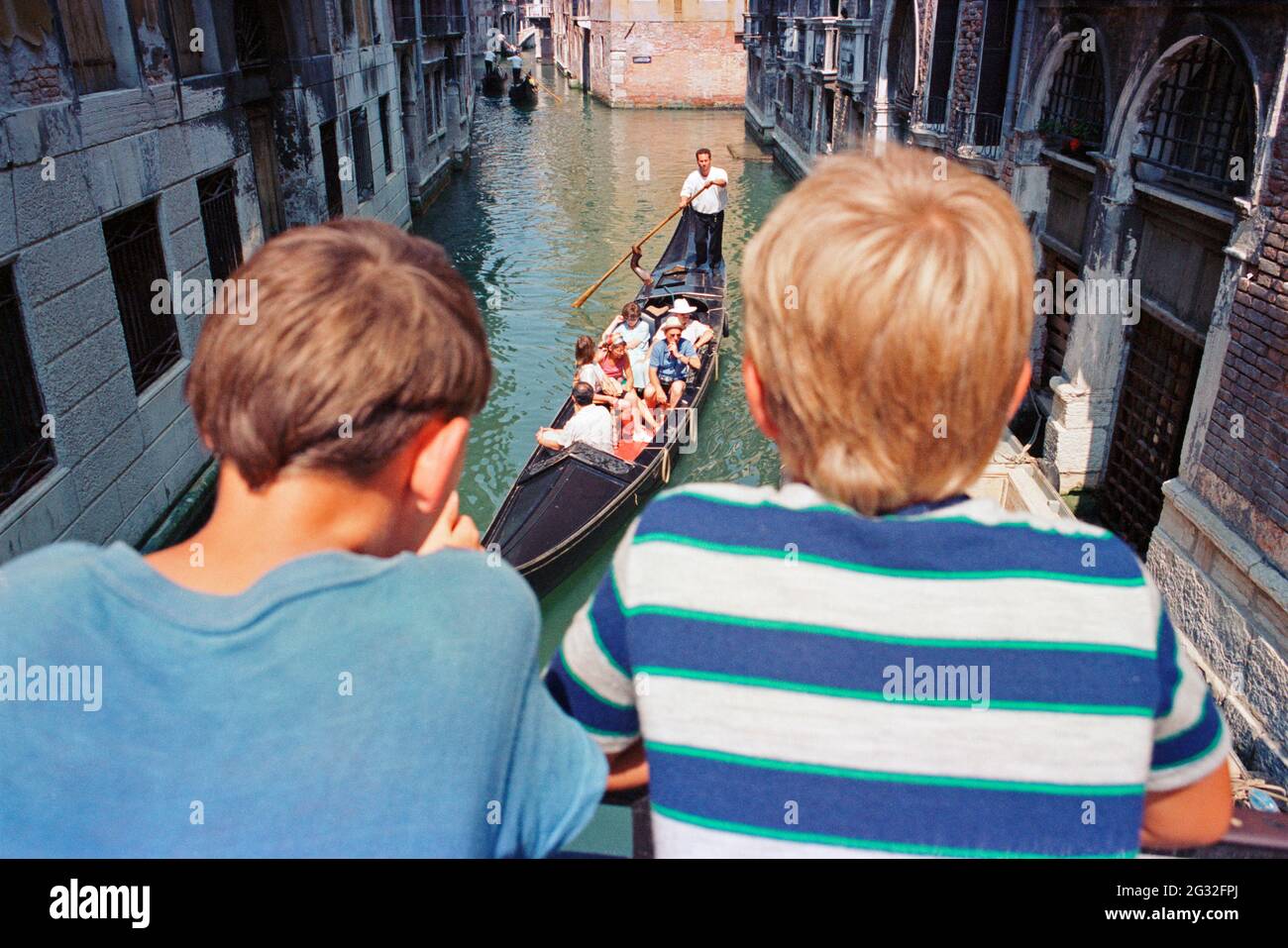 Les enfants regardent les gondoles, Venise, août 1988, Vénétie, Italie Banque D'Images