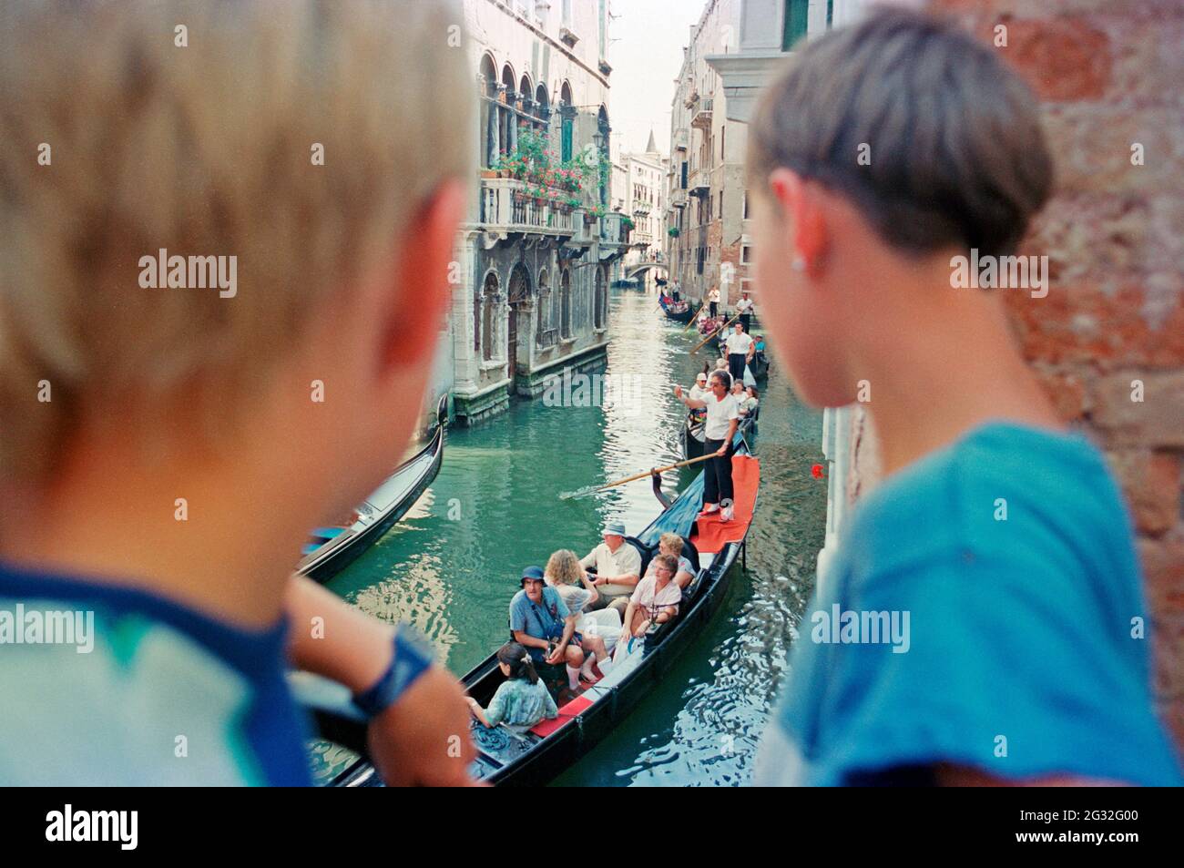 Les enfants regardent les gondoles, Venise, août 1988, Vénétie, Italie Banque D'Images