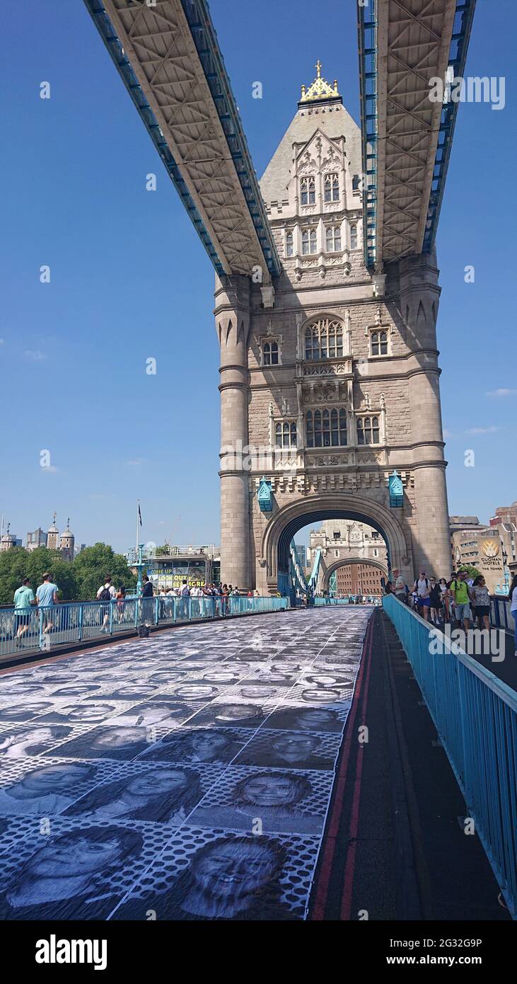 Tower Bridge, Londres, 13 juillet 2021. Inside Out Project exposition d'art en plein air montrant des portraits de Londoniens collés sur la route de Tower Bridge. Banque D'Images