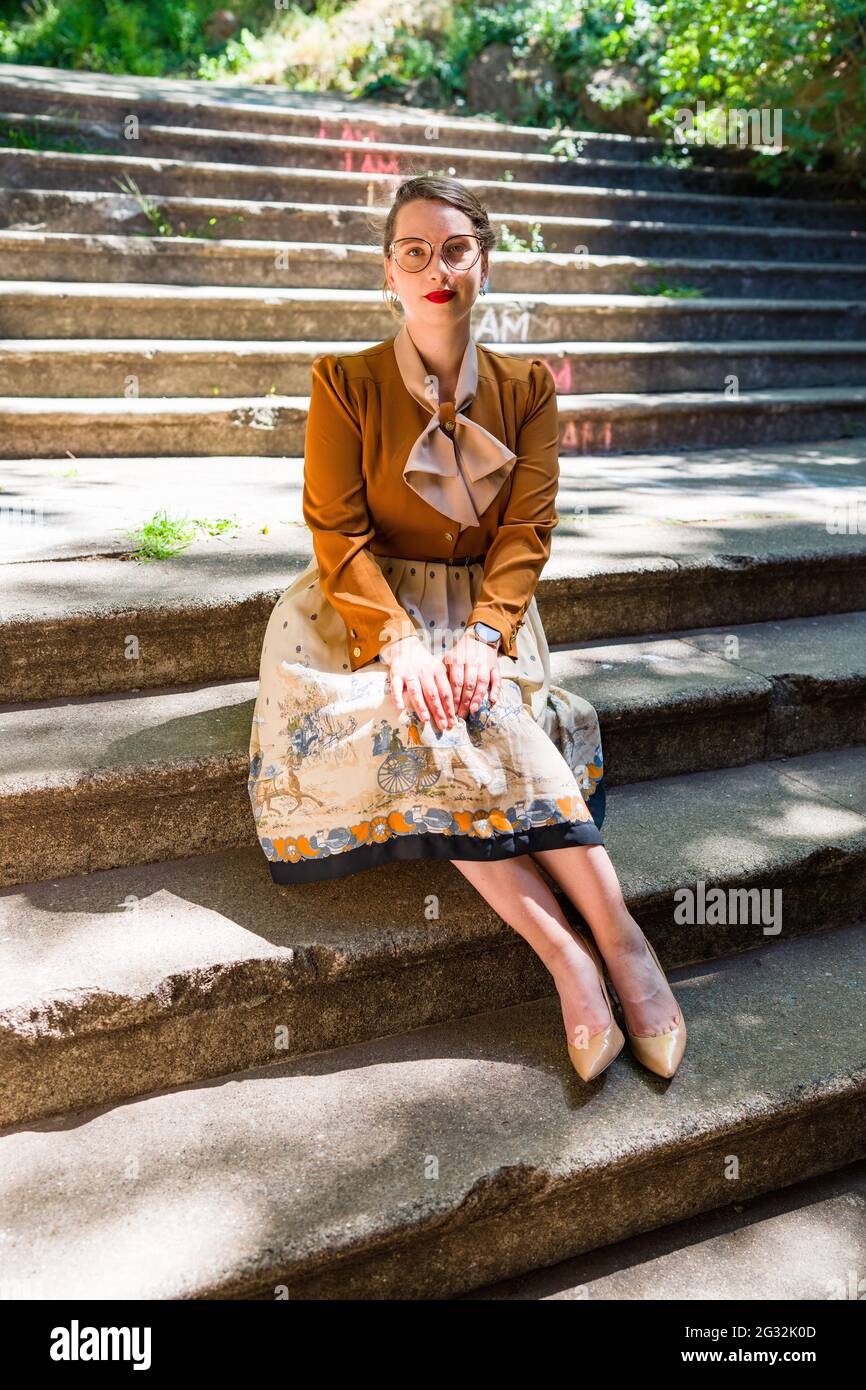 Jeune femme en tenue des années 1940 posant dans les bâtiments de l'époque victorienne Banque D'Images