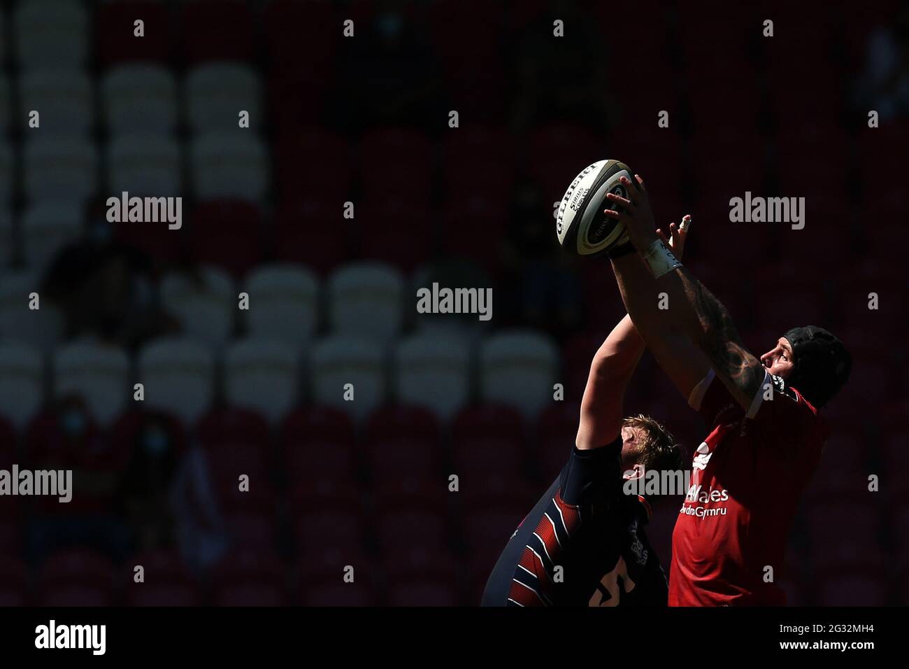 Llanelli, Royaume-Uni. 13 juin 2021. Les joueurs disputent une ligne tandis que les fans regardent depuis le stand. Guinness Pro14 Rainbow Cup Match, Scarlets v Edinburgh Rugby au Parc y Scarlets Stadium de Llanelli, dans le sud du pays de Galles, le dimanche 13 juin 2021. photo par Andrew Orchard/Andrew Orchard sports photographie/Alamy Live news Credit: Andrew Orchard sports photographie/Alamy Live News Banque D'Images