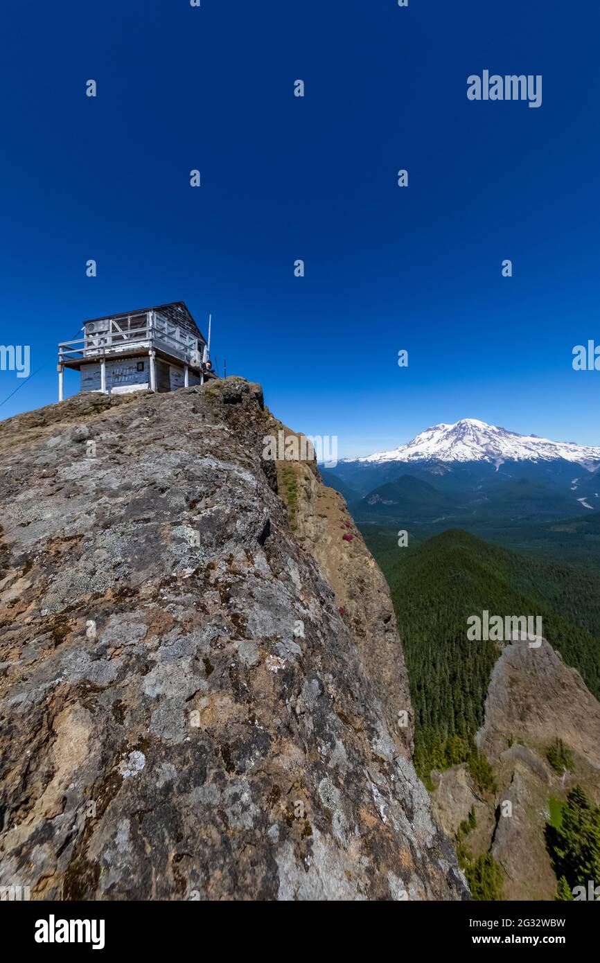 High Rock Lookout avec sa vue dominante sur le mont Rainier, au bout de High Rock Lookout Trail, forêt nationale Gifford Pinchot, État de Washington, États-Unis Banque D'Images