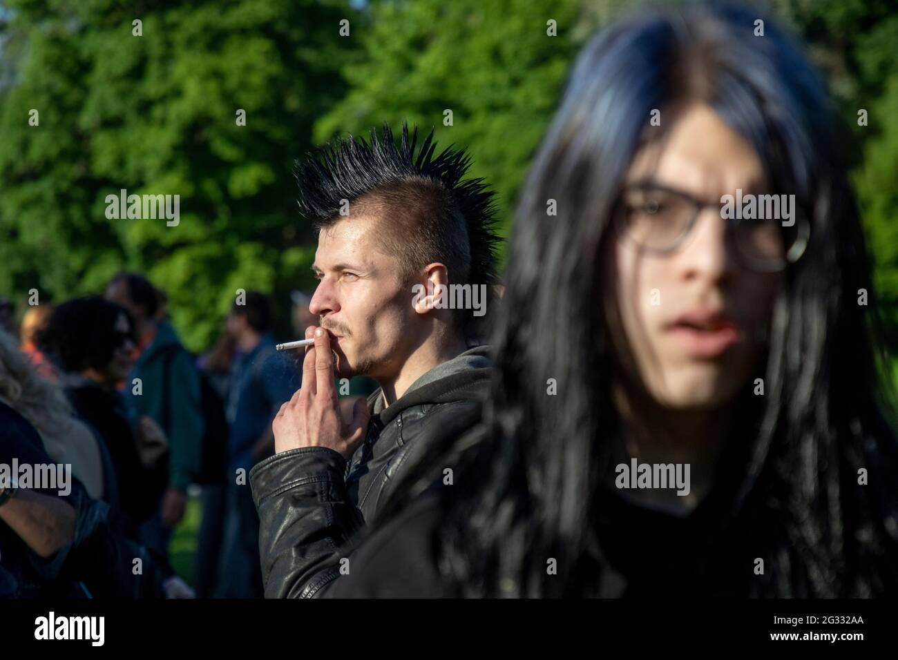 Moscou, Russie. 1er juin 2021 rencontre traditionnelle des fans de la sous-culture hippie dans le parc Tsaritsyno de Moscou, Russie. Plusieurs dizaines de personnes de différentes sous-cultures prennent des parties de l'air libre pour profiter des arts alternatifs et de la musique Banque D'Images